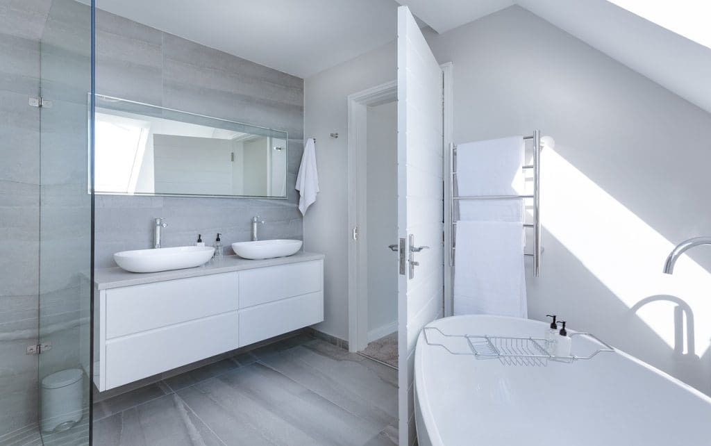 Revêtement sol et mur d'une salle de bain.