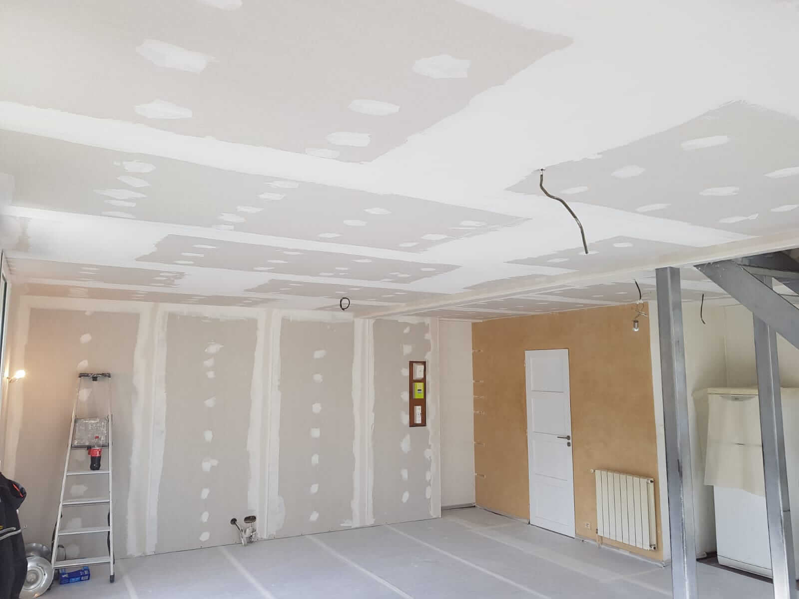 Plâtrier et plaquiste : quelles sont les différences ?